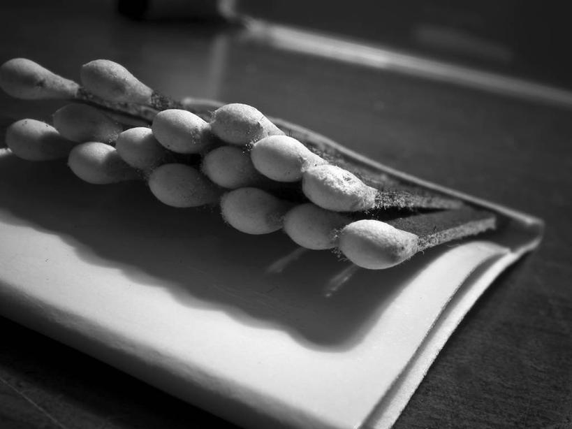 无人,横图,俯视,黑白,室内,特写,白天,桌面,桌子,静物,一排,许多,阴影,整齐,反射,木制,火柴,影子,纸盒,木桌,很多,盒子,火柴盒,排列,包装盒,木制品,容器,储藏,洋火,储存,队列,火柴梗,取火工具,高角度拍摄,木桌子,贮存