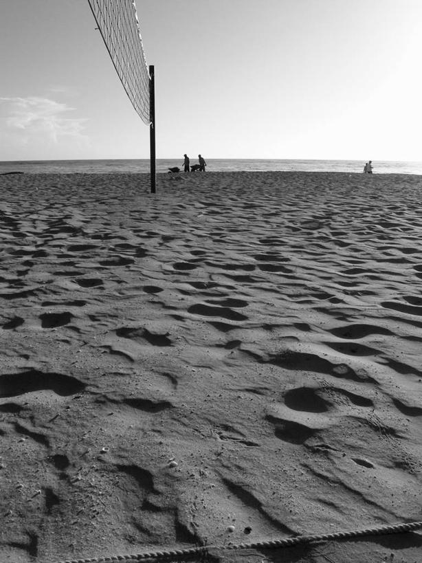 无人,竖图,黑白,室外,白天,正面,旅游,度假,海浪,海洋,美景,沙滩,阴影,光线,沙子,影子,海岸,景观,浪花,球网,沙地,娱乐,阳光,自然,海水,享受,休闲,景色,放松,自然风光,海景,排球球网,大海,风浪,海,海水的波动,海滩,近岸浪,涌浪
