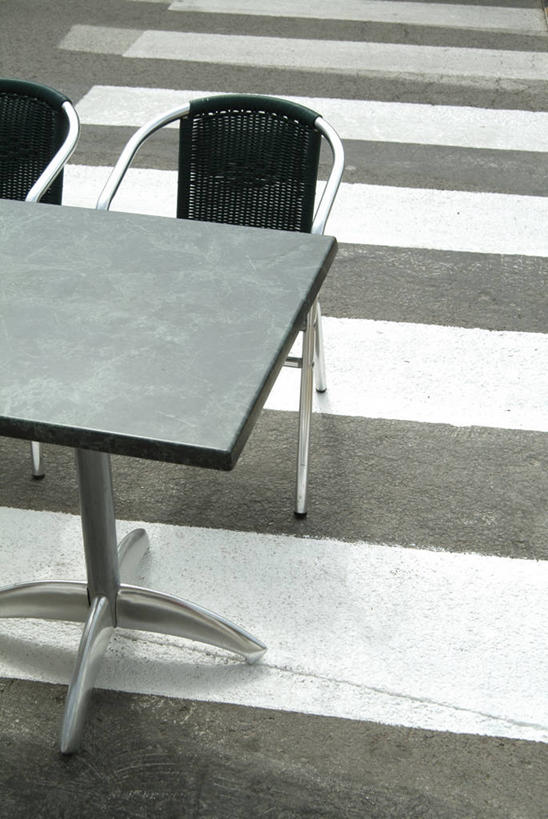 无人,竖图,俯视,室外,白天,餐桌,桌子,道路,路,人行横道,公路,椅子,人行道,交通,餐台,人行横道线,斑马线,马路,彩图,高角度拍摄