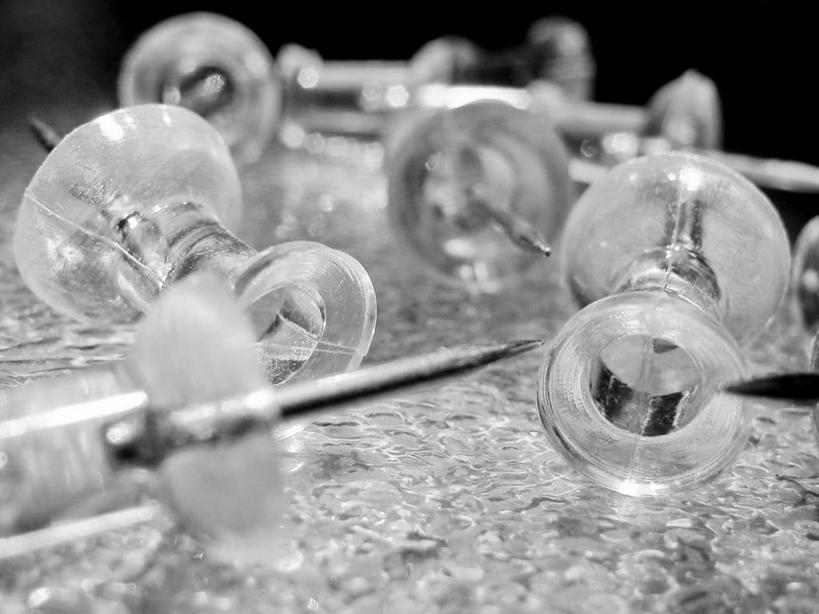 无人,横图,俯视,黑白,室内,特写,白天,生活用品,静物,许多,阴影,朦胧,模糊,光线,影子,灯光,办公用品,很多,文具,学习用品,日用品,图钉,文具用品,高角度拍摄