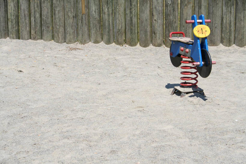 无人,游乐园,栏杆,横图,室外,白天,正面,游戏,快乐,游乐场,玩具,栅栏,篱笆,围栏,玩,娱乐,护栏,休闲,活动,发泄,消遣,智力,木马,宣泄,乐园,主题公园,玩耍,嬉戏,彩图,人造公园,主题乐园