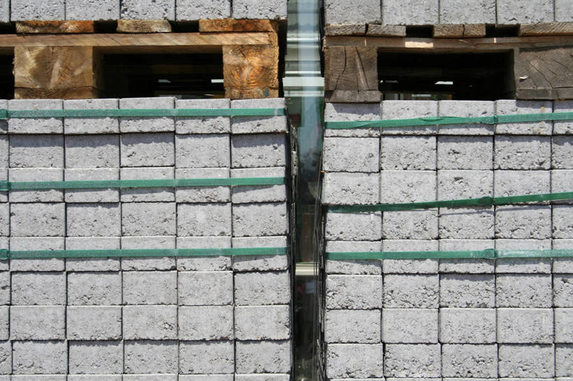 无人,横图,室外,白天,正面,建材,建筑,一排,许多,阴影,整齐,光线,材料,影子,砖,砖块,很多,排列,阳光,容器,砖头,建造,储藏,堆,固定,储存,队列,石料,彩图,货盘,砌墙砖,贮存