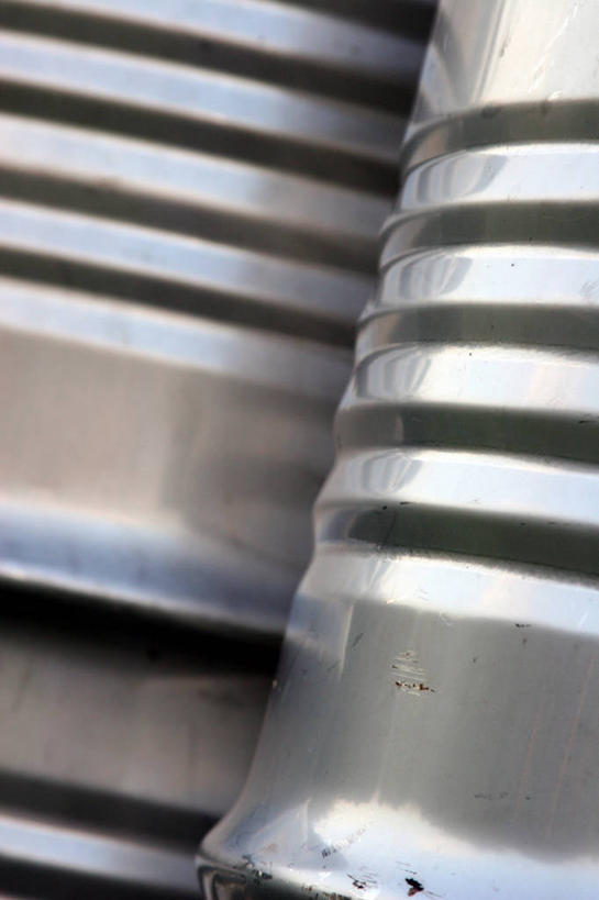 无人,竖图,室外,特写,白天,正面,静物,金属制品,阴影,反射,金属,桶,影子,两个,容器,储藏,塑料桶,储存,彩图,贮存,油桶