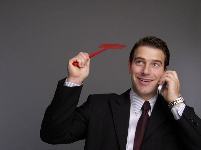 西方人,一个人,商务人士,商务男性,站,笑,打电话,微笑,露齿笑,横图,室内,白天,正面,衬衫,电话,手机,欧洲,欧洲人,仅一个男性,仅一个人,握,灰色背景,套装,时间,工具,时钟,手表,领带,拿,计时,拿着,注视,通讯设备,仅一个年轻男性,红色,钟表,观察,看,站着,表,握着,摄影,影棚,观看,腕表,察看,象征,庄重,关注,商务装,身份,工薪阶层,苍蝇拍,一部,正式,地位,交流,男人,男性,年轻男性,白种人,白领,上班族,钟,沟通,通话,站立,半身,彩图,影棚拍摄,衬衣,拍摄