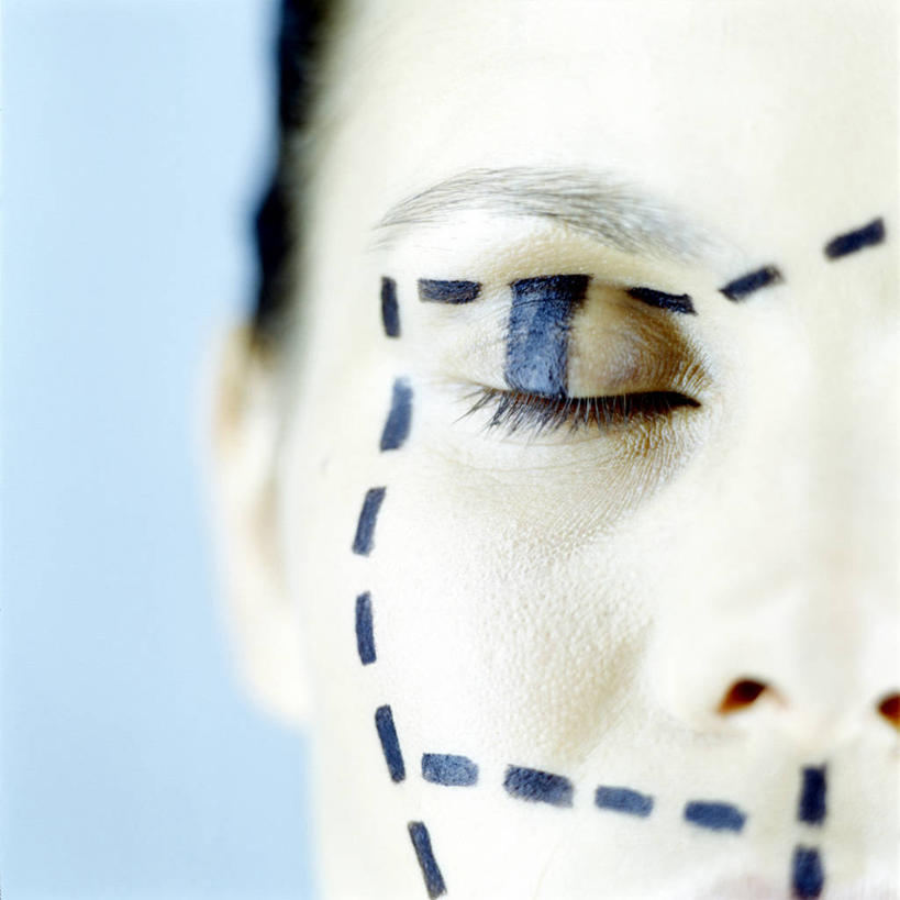 西方人,脸,头,脸颊,一个人,闭眼,方图,室内,特写,白天,正面,欧洲,欧洲人,仅一个年轻女性,仅一个女性,仅一个人,蓝色背景,摄影,影棚,虚线,整容,年轻女性,女人,女性,白种人,头部,脸部,脸蛋,面部,闭眼睛,闭着眼,闭着眼睛,半身,彩图,影棚拍摄,拍摄