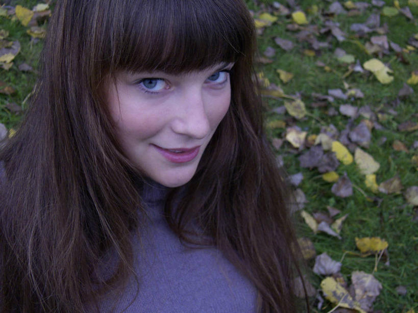 西方人,脸,头,脸颊,一个人,笑,微笑,横图,俯视,室外,特写,白天,毛衣,草地,草坪,秋季,植物,叶子,欧洲,欧洲人,仅一个年轻女性,仅一个女性,仅一个人,枯叶,落叶,注视,草,绿色,观察,看,观看,察看,关注,线衫,毛线衣,绒线衣,年轻女性,女人,女性,白种人,头部,脸部,脸蛋,面部,叶,叶片,秋,秋天,半身,彩图,高角度拍摄,绒衣,套衫,套头毛衣,线衣