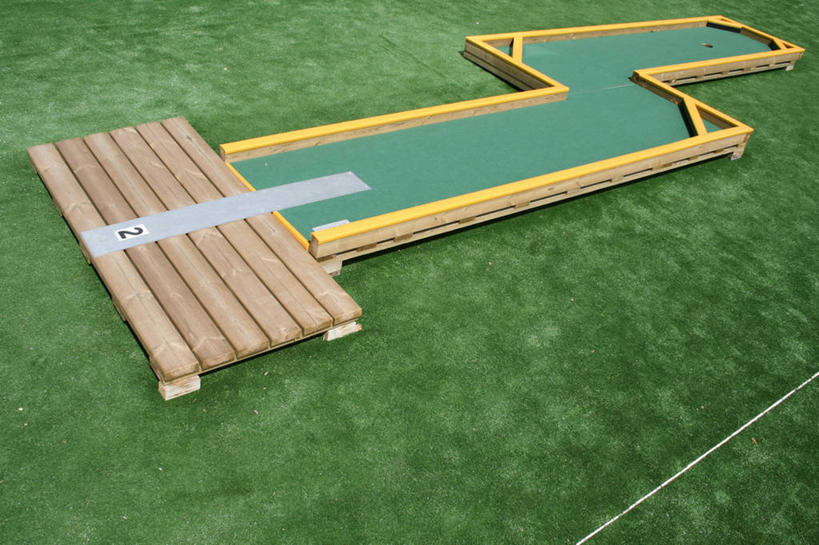 无人,横图,俯视,室外,白天,草地,草坪,植物,地板,阴影,光线,影子,球场,地面,高尔夫球场,木地板,草,绿色,阳光,垫子,绿茵场,彩图,高角度拍摄,打击垫,高尔夫打击垫,高尔夫挥杆垫,挥杆垫