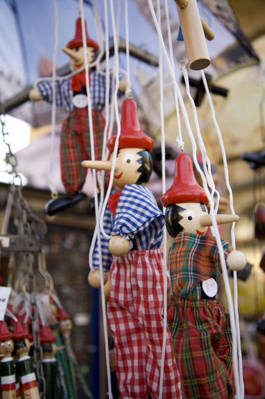 无人,竖图,室外,特写,白天,正面,童话故事,摆设,静物,许多,阴影,朦胧,模糊,艺术,装饰,光线,人偶,影子,很多,文化,装饰品,阳光,模型,装饰物,工艺品,华丽,修饰,点缀,高雅,木偶,饰物,简洁,衬托,美观,雅致,雅观,木偶人,木人,匹诺曹,童话,彩图,木偶奇遇记