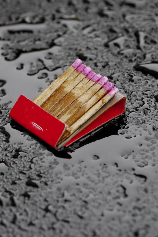 无人,竖图,俯视,室内,特写,白天,水,许多,阴影,朦胧,模糊,反射,火柴,液体,影子,纸盒,水滴,很多,盒子,火柴盒,灰色,包装盒,容器,储藏,洋火,储存,火柴梗,取火工具,彩图,高角度拍摄,贮存