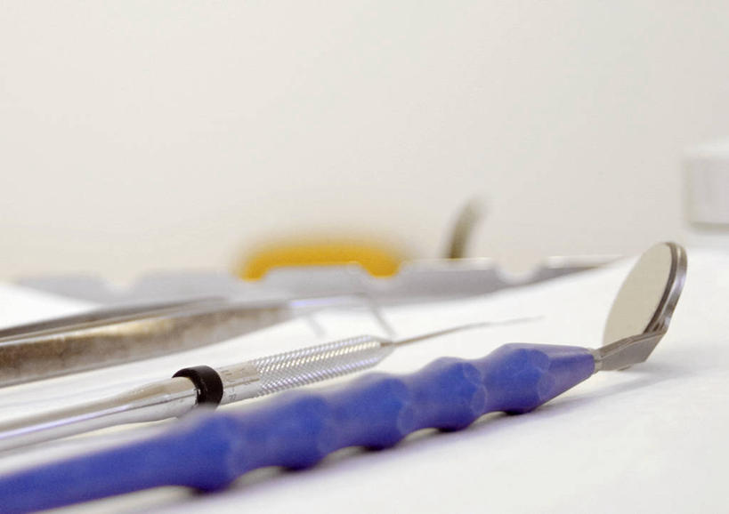 无人,办公室,横图,室内,特写,白天,正面,家具,镜子,桌子,静物,阴影,朦胧,模糊,反射,镊子,影子,办公桌,墙,墙壁,墙面,白色,镜像,镜面,牙科,反射镜,办公家具,光学,彩图