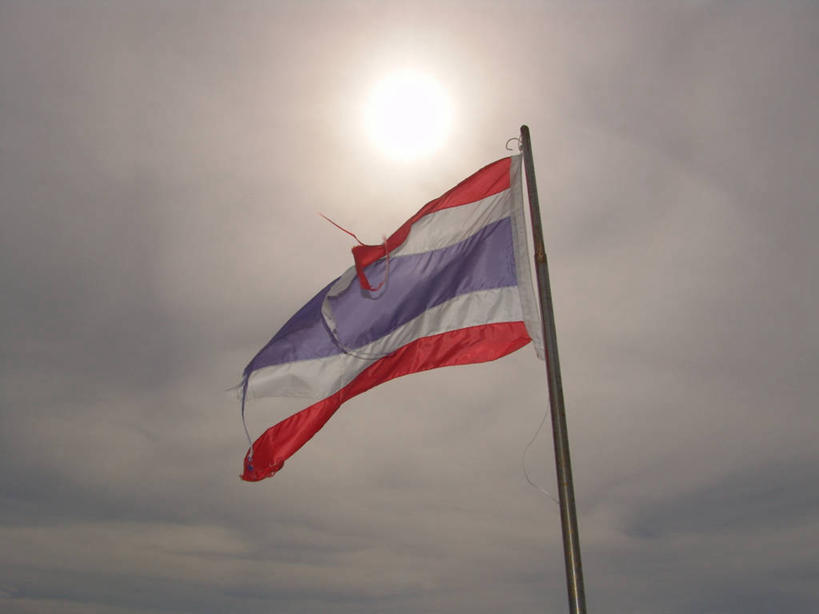 无人,横图,室外,特写,白天,仰视,美景,太阳,旗帜,国旗,阴影,条纹,飘扬,光线,影子,景观,云,云朵,云彩,红色,蓝色,白色,白云,阳光,自然,景色,飘逸,自然风光,飞扬,旗,彩图,低角度拍摄,泰国国旗