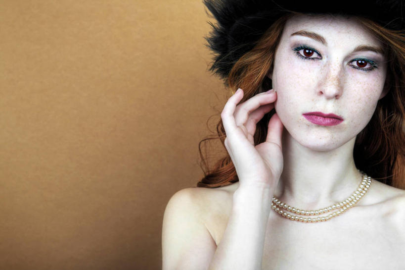 西方人,脸,头,脸颊,手,一个人,摸,横图,室内,特写,白天,正面,化妆,美容,项链,羽毛,欧洲,欧洲人,仅一个年轻女性,仅一个女性,仅一个人,一条,抚摸,护肤,阴影,轻盈,柔软,反射,影子,注视,肩膀,装饰品,饰品,首饰,观察,看,保养,享受,休闲,手部,放松,保健,摄影,影棚,褐色背景,观看,单手,察看,关注,养颜,轻柔,年轻女性,女人,女性,白种人,头部,脸部,脸蛋,面部,触摸,接触,半身,彩图,影棚拍摄,拍摄