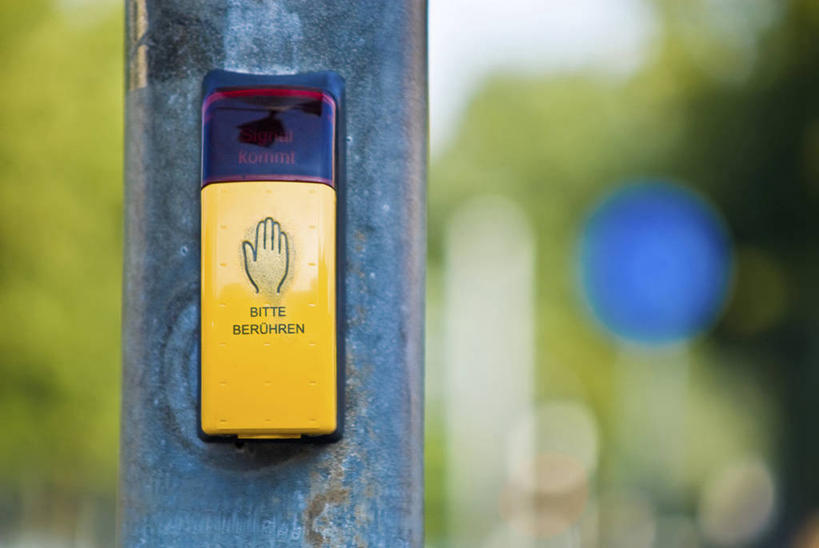 手,无人,横图,室外,特写,白天,正面,安全,零件,电路,树林,植物,关闭,阴影,朦胧,模糊,光线,影子,红绿灯,信号灯,交通,开关,树,树木,黄色,绿色,阳光,自然,按钮,打开,手部,警示,生长,成长,单手,开启,提示,流通,交通信号灯,行人信号灯,闭合,彩图