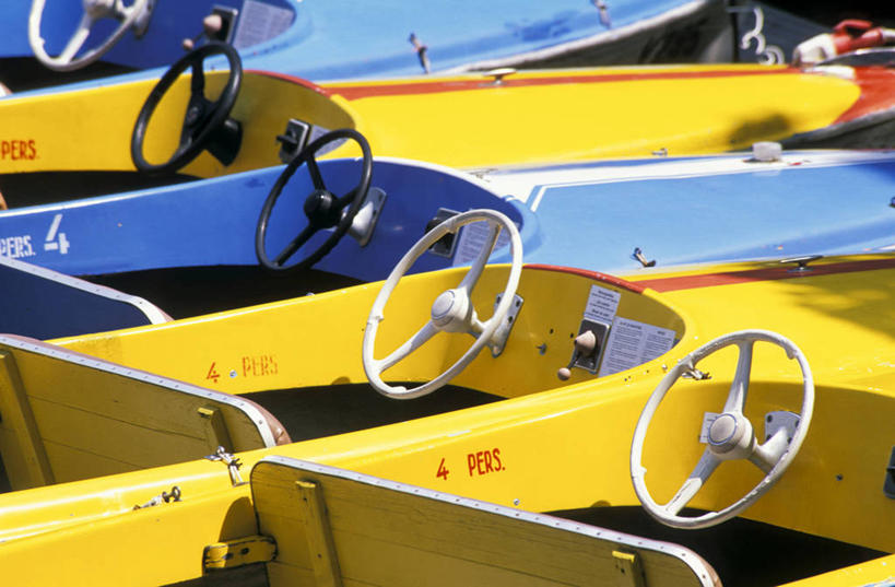 无人,横图,室外,白天,正面,船,停靠,阴影,光线,影子,游艇,阳光,交通工具,停泊,载具,四辆,彩图