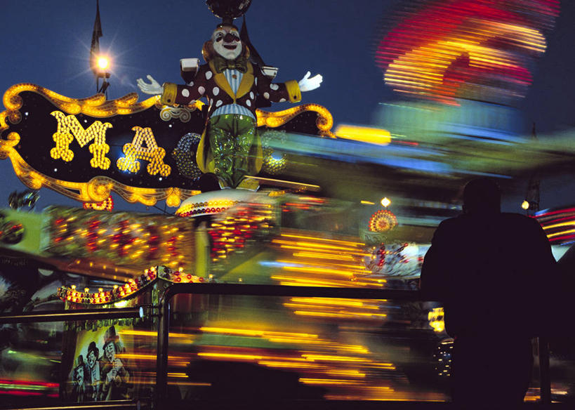 游乐园,横图,彩色,室外,夜晚,正面,长时间曝光,度假,美景,城市风光,城市,霓虹灯,游乐场,德国,欧洲,阴影,节日,朦胧,模糊,庆祝,光线,影子,景观,灯光,七彩,文化,娱乐,光源,货摊,霓虹,慕尼黑,灯,啤酒节,庆典,享受,休闲,景色,放松,纪念,照明设备,西欧,曝光,德意志联邦共和国,首府,氖灯,巴伐利亚,巴伐利亚州,拜恩州,拜恩自由州,乐园,主题公园,慕尼黑啤酒节,半身,彩图,人造公园,主题乐园