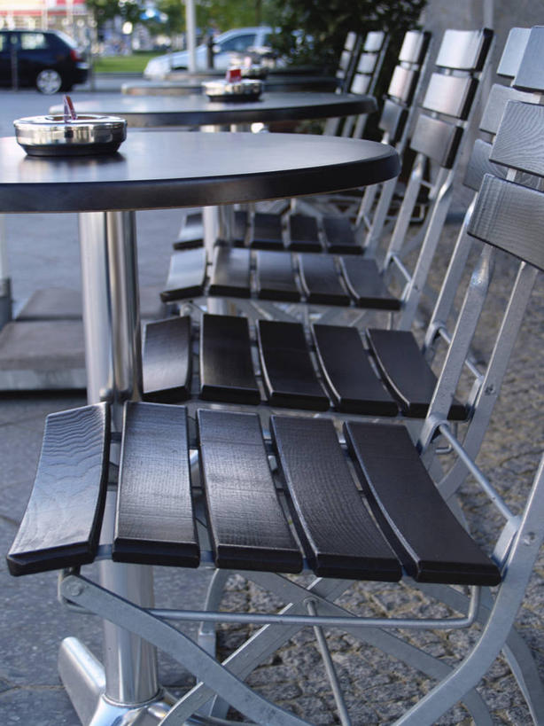 无人,餐厅,竖图,室外,白天,正面,餐桌,桌子,椅子,阴影,光线,影子,塑料,阳光,塑料制品,餐台,烟灰缸,烟碟,烟盅,烟缸,彩图,餐馆,饭店,饭馆