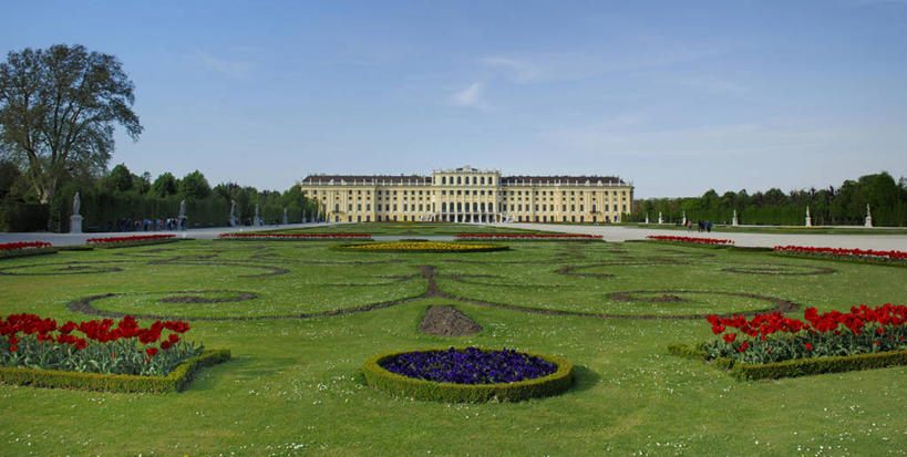 无人,宫殿,横图,室外,白天,正面,旅游,度假,花海,花圃,植物,标志建筑,地标,建筑,叶子,奥地利,欧洲,维也纳,阴影,环保,盛开,光线,影子,云,云朵,防护,首都,花蕾,云彩,娱乐,建设,花,花瓣,花朵,花卉,鲜花,树,树木,蓝色,绿色,白云,蓝天,天空,阳光,自然,花丛,花束,花田,天,花苞,花蕊,享受,休闲,旅游胜地,放松,生长,晴朗,成长,宫廷,美好,美妙,间隔,中欧,美观,雅观,奥地利共和国,王宫,舍恩布龙宫,美泉宫,绿篱,生篱,树篱,植篱,晴空,彩图,皇宫