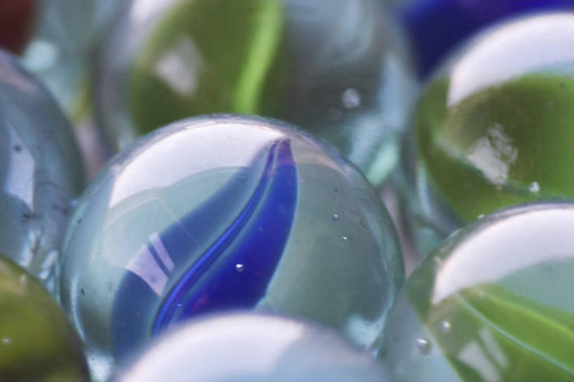 无人,横图,俯视,室内,特写,白天,游戏,静物,玩具,许多,阴影,朦胧,模糊,透明,反射,影子,很多,玩,娱乐,弹珠,蓝色,休闲,益智,活动,发泄,消遣,欣赏,智力,弹球,宣泄,美观,通透,玩耍,嬉戏,彩图,高角度拍摄