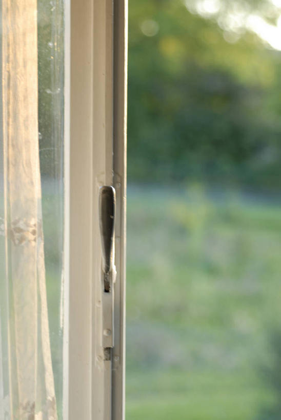 无人,农田,竖图,室内,特写,白天,正面,庄稼,农作物,草地,草坪,植物,窗户,阴影,朦胧,模糊,反射,电器,影子,取暖器,玻璃窗,草,树,树木,绿色,自然,温暖,生长,成长,保暖,家电,家用电器,御寒,彩图,耕地,庄稼田