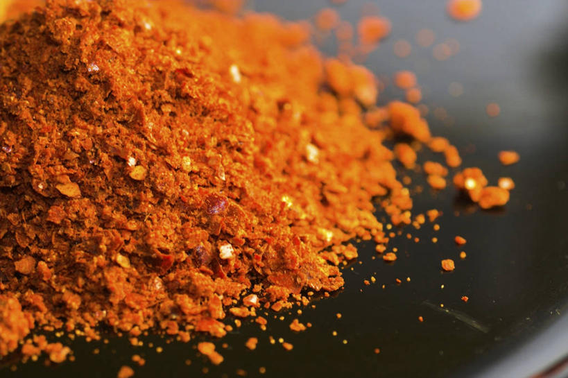 无人,横图,俯视,室内,特写,白天,一堆,许多,阴影,堆叠,堆积,黑色背景,朦胧,模糊,反射,粉末,影子,调味,香料,佐料,很多,红色,粉,摄影,影棚,堆,辣椒粉,配料,作料,粉状,彩图,高角度拍摄,影棚拍摄,拍摄