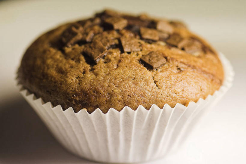 点心,无人,横图,俯视,室内,特写,白天,下午茶,阴影,朦胧,模糊,反射,影子,食品,松饼,食物,糕点,一个,单个,纸托,玛芬蛋糕,蛋糕托,蛋糕托纸,蛋糕纸托,彩图,高角度拍摄,巧克力松饼