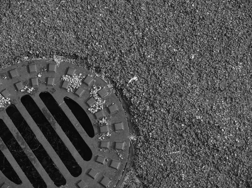 无人,横图,俯视,室外,特写,白天,道路,路,公路,静物,阴影,反射,盖子,影子,洞,井盖,交通,灰色,洞穴,穴,窨井盖,柔和,大方,细致,中间色,朴素,平稳,马路,彩图,高角度拍摄