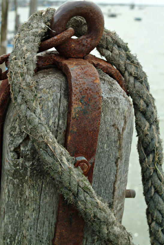 无人,码头,竖图,室外,特写,白天,正面,港口,静物,阴影,反射,影子,柱子,缆绳,系船柱,缆绳桩,缆绳柱,系缆桩,彩图,摆渡口,埠头,渡口,渡头,港湾,海港,货运码头,口岸,商港