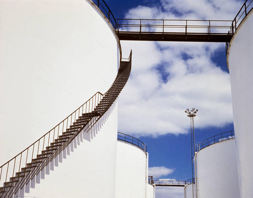 无人,工厂,栏杆,横图,室外,白天,仰视,度假,美景,楼梯,城市风光,城市,路灯,照明,阴影,光线,扶手,影子,阶梯,景观,云,云朵,灯光,云彩,娱乐,护栏,台阶,灯,蓝色,白云,蓝天,天空,阳光,容器,天,享受,休闲,油罐,储油罐,景色,放松,晴朗,储藏,照亮,照明设备,储存,存油罐,贮油罐,晴空,彩图,低角度拍摄,工地,制造厂,贮存