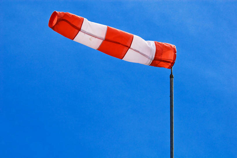 无人,横图,室外,特写,白天,仰视,风向标,风向袋,阴影,漂浮,飘扬,光线,影子,飘落,一个,红色,蓝色,白色,蓝天,天空,阳光,天,晴朗,单个,下沉,降落,万里无云,飘零,风标,晴空,晴空万里,彩图,低角度拍摄