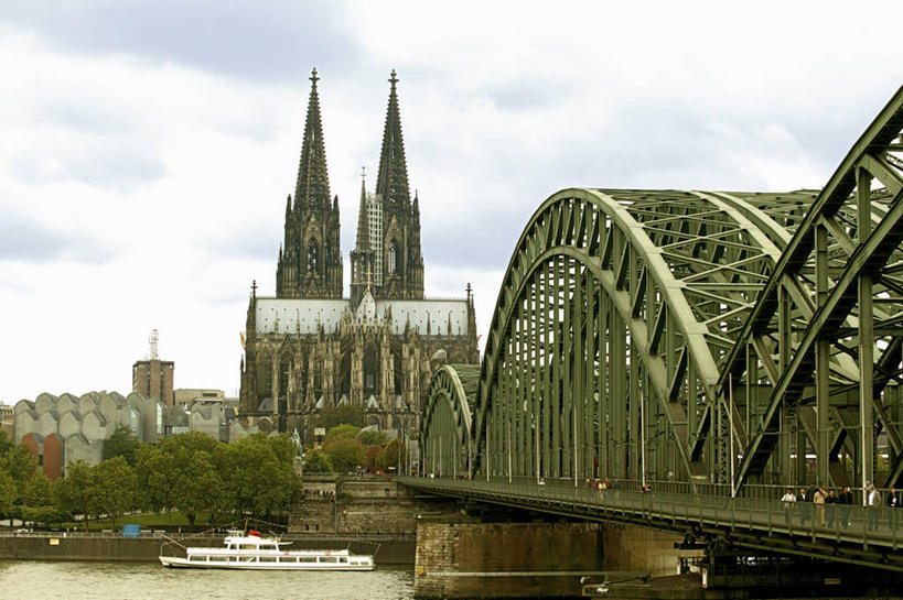 无人,教堂,横图,室外,白天,正面,旅游,度假,河流,名胜古迹,水,植物,标志建筑,大桥,地标,建筑,立交桥,轮船,桥梁,船,德国,欧洲,阴影,节日,遗迹,光线,影子,河水,水流,云,云朵,高架,斜拉桥,桥,云彩,古迹,文化,文物,娱乐,建设,古建筑,树,树木,蓝色,绿色,白云,蓝天,天空,阳光,自然,交通工具,天,祈祷,享受,休闲,健康,旅游胜地,放松,许愿,宗教,信仰,生长,晴朗,成长,纪念,祈求,基督教,西欧,天主教,载具,信念,古文明,德意志联邦共和国,首府,科隆大教堂,科隆,北威州,北莱茵.威斯特法伦州,平安,晴空,彩图,大教堂,礼拜堂,主教座堂,科隆行政区,科隆主教座堂
