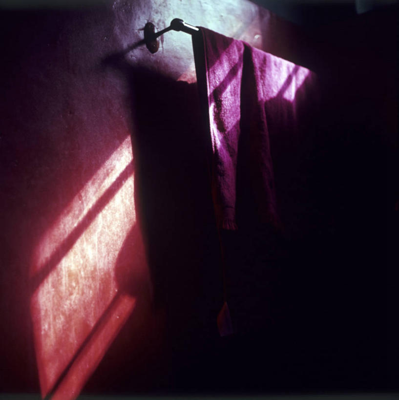 无人,竖图,室内,特写,白天,仰视,静物,吊挂,悬挂,阴影,朦胧,模糊,反射,纺织物,影子,挂,架子,紫色,毛巾,清洁,保暖,透气,防水,储水,耐磨,吸水,彩图,低角度拍摄