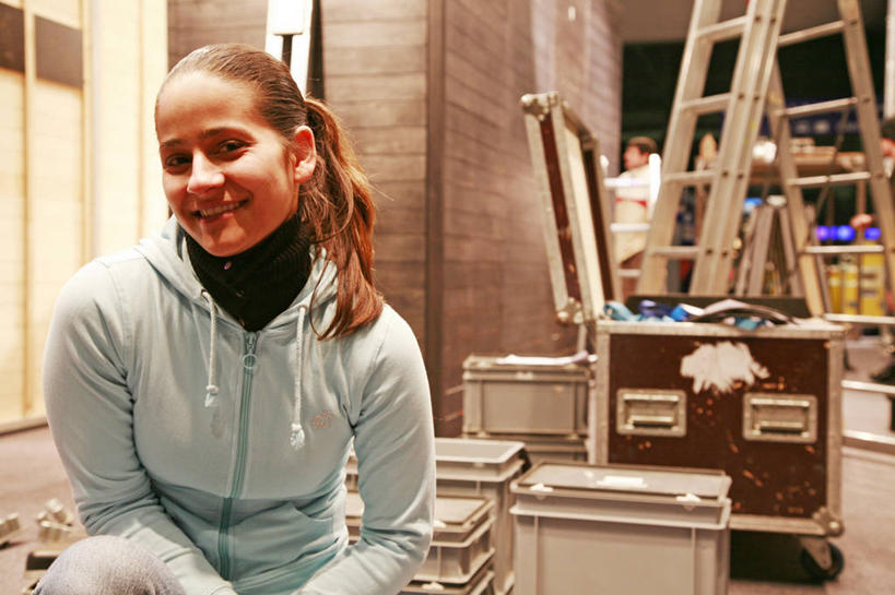 西方人,一个人,电工,坐,笑,攀登,微笑,露齿笑,横图,室内,白天,正面,门,金属制品,欧洲,欧洲人,仅一个年轻女性,仅一个女性,仅一个人,服装,金属,梯子,阶梯,墙,扭头,注视,休闲装,墙壁,墙面,工人,衣服,容器,门框,观察,看,转头,休闲,休闲服,爬,服饰,观看,上升,储藏,铁盒,察看,储存,关注,人字梯,登高,年轻女性,女人,女性,白种人,员工,攀爬,坐着,半身,彩图,匠人,劳动者,体力工,贮存