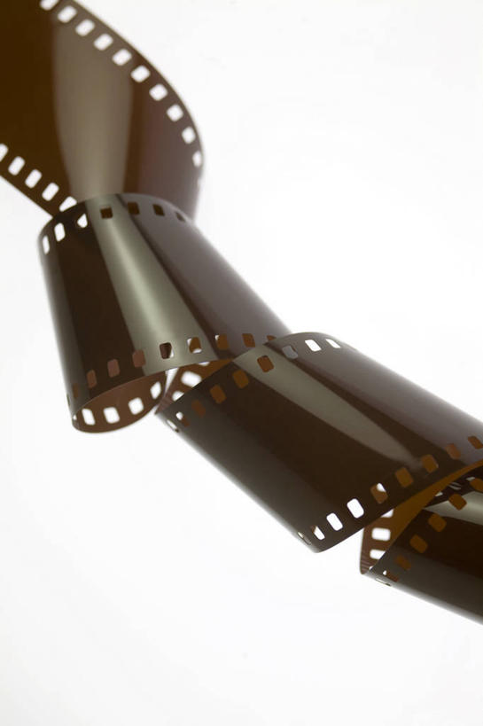 无人,竖图,俯视,照片,室内,特写,白天,白色背景,静物,曲折,弯曲,褐色,摄影,蜿蜒,影棚,底片,胶片,菲林,螺旋状,相片,彩图,高角度拍摄,影棚拍摄,螺旋形,螺旋形状,螺旋型,拍摄,照相,胶卷