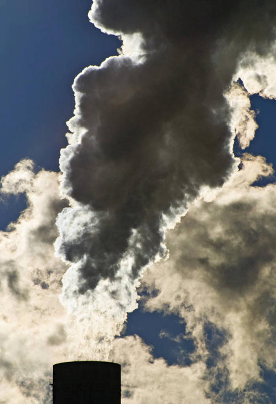 无人,工厂,竖图,室外,白天,仰视,度假,烟囱,美景,城市风光,城市,德国,欧洲,阴影,光线,影子,景观,烟雾,娱乐,蓝色,蓝天,天空,阳光,天,享受,休闲,烟,景色,放松,晴朗,西欧,万里无云,德意志联邦共和国,北莱茵.威斯特法伦州,晴空,晴空万里,彩图,低角度拍摄,工地,制造厂