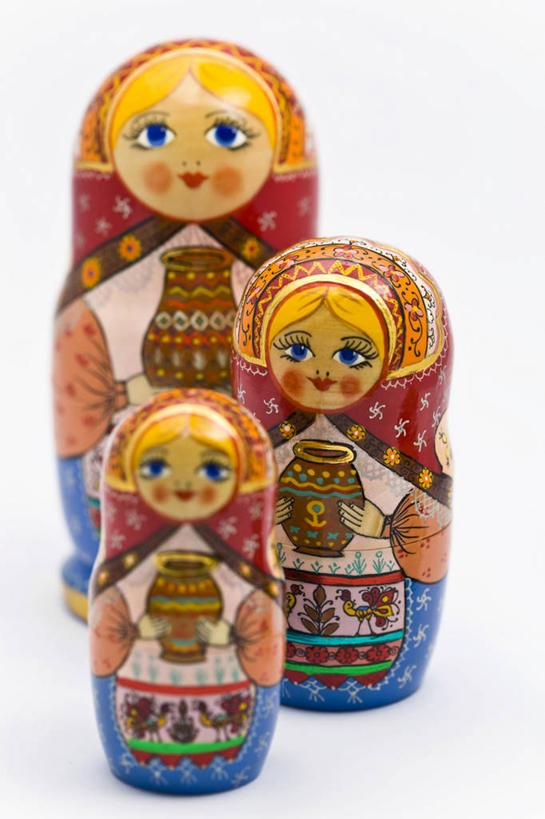 西方人,无人,三个人,站,笑,微笑,露齿笑,竖图,室内,特写,白天,白色背景,正面,民族服装,爱情,游戏,静物,玩具,欧洲,欧洲人,艺术,装饰,木制,罐子,头巾,陶瓷,陶瓷制品,玩,注视,文化,娱乐,三个,木制品,瓶子,观察,看,站着,休闲,益智,摄影,影棚,观看,活动,华丽,修饰,点缀,察看,空心,发泄,关注,消遣,智力,亲情,套娃,俄罗斯套娃,宣泄,衬托,美观,雅致,雅观,思念,年轻女性,女人,女性,白种人,玩耍,嬉戏,站立,彩图,全身,影棚拍摄,传统服装,民俗服,拍摄,俄罗斯文化