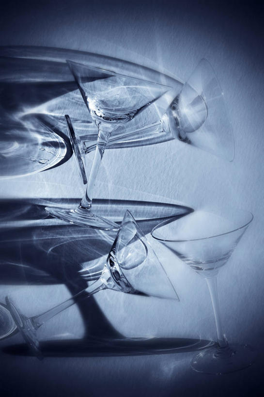 无人,竖图,俯视,室内,特写,白天,桌面,桌子,静物,杯子,许多,阴影,透明,反射,高脚杯,影子,很多,凌乱,玻璃制品,酒杯,摄影,影棚,混乱,鸡尾酒杯,通透,纷乱,缭乱,庞杂,玻璃杯,彩图,高角度拍摄,影棚拍摄,拍摄