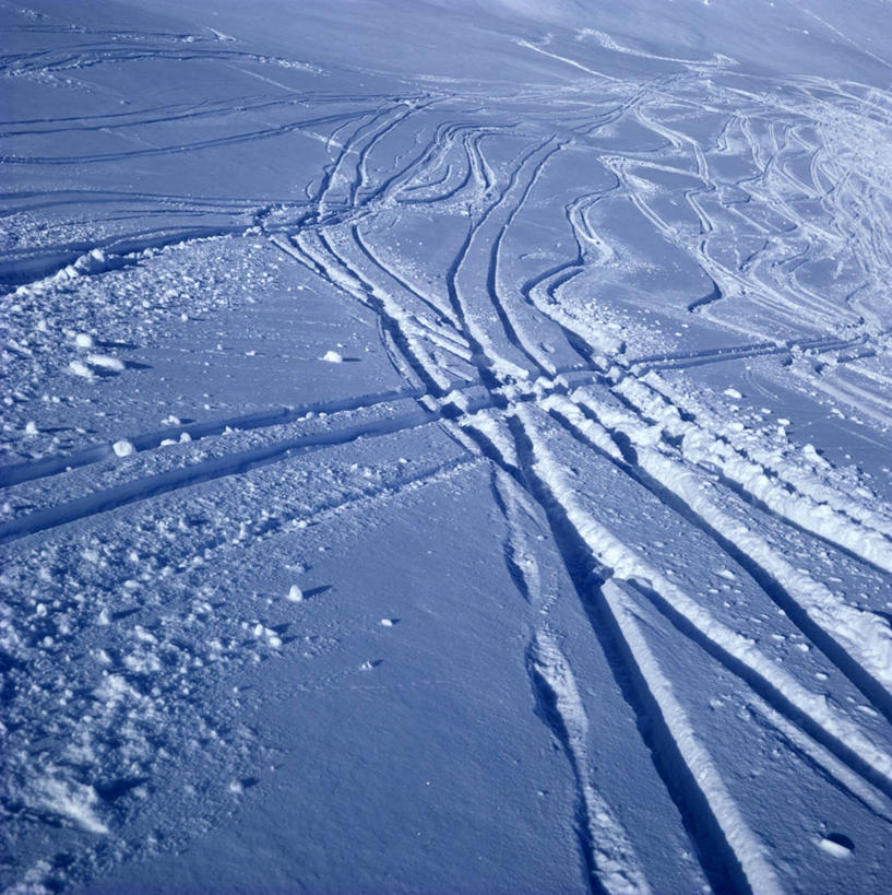无人,交叉,竖图,俯视,室外,白天,美景,雪,大雪,纹路,纹理,线条,积雪,景观,雪景,冬季,冬天,痕迹,自然,景色,寒冷,自然风光,肌理,相交,交集,严寒,陈迹,彩图,高角度拍摄,胎印,轮胎印