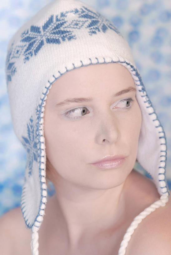 西方人,脸,头,脸颊,一个人,竖图,室内,特写,白天,正面,帽子,欧洲,欧洲人,仅一个年轻女性,仅一个女性,仅一个人,扭头,注视,裸露,肩膀,背景墙,观察,看,转头,摄影,影棚,观看,装饰墙,察看,关注,裸,年轻女性,女人,女性,白种人,头部,脸部,脸蛋,面部,半身,彩图,影棚拍摄,拍摄