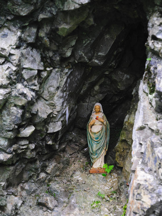 西方人,一个人,无人,站,竖图,俯视,室外,特写,白天,民族服装,石头,美景,峡谷,植物,叶子,雕塑,欧洲,欧洲人,仅一个年轻女性,仅一个女性,仅一个人,圣母,圣母玛利亚,握,阴影,艺术,装饰,光线,纹路,雕刻,雕像,石子,纹理,影子,洞,景观,绿叶,山谷,拿,拿着,注视,绿色,阳光,自然,工艺品,观察,看,站着,嫩叶,景色,握着,洞穴,生长,成长,观看,纪念,美术,察看,岩层,关注,自然风光,主题,陈列,玛利亚,穴,肌理,功能,美学,圣女,年轻女性,女人,女性,白种人,叶,叶片,石块,岩石,站立,彩图,高角度拍摄,全身,传统服装,民俗服