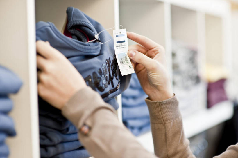 西方人,手,一个人,商店,横图,室内,特写,白天,侧面,购物,消费,超市,指示牌,欧洲,欧洲人,双手,仅一个年轻女性,仅一个女性,仅一个人,一排,许多,握,服装,朦胧,模糊,整齐,标签,标志,文字,很多,拿,拿着,休闲装,标识,货架,架子,排列,衣服,休闲,手部,休闲服,握着,金融,百货,服饰,衣物,堆,服装店,队列,陈列架,选购,贸易,百货公司,服饰店,血拼,年轻女性,女人,女性,白种人,半身,彩图,购物商场,购物中心,商业中心