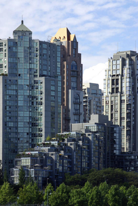 无人,高楼大厦,竖图,室外,白天,仰视,度假,美景,树林,植物,城市风光,城市,大厦,建筑,摩天大楼,加拿大,阴影,光线,影子,景观,云,云朵,云彩,娱乐,树,树木,蓝色,绿色,白云,蓝天,天空,阳光,自然,天,享受,休闲,景色,放松,生长,晴朗,成长,北美,北美洲,美洲,北亚美利加洲,亚美利加洲,卑诗省,不列颠哥伦比亚,不列颠哥伦比亚省,温哥华,晴空,彩图,低角度拍摄,大楼,高层建筑,高楼,摩天楼,福溪,卑斯省