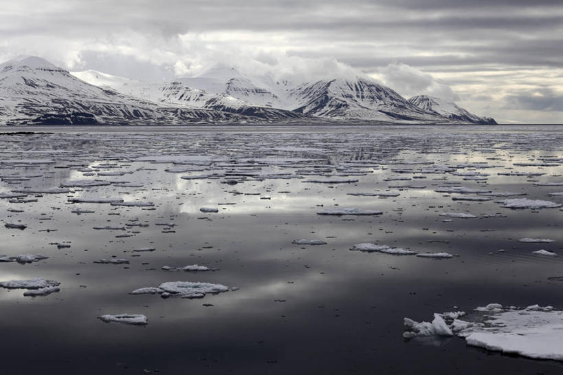 无人,横图,室外,白天,正面,旅游,度假,冰山,海浪,海洋,石头,美景,山,挪威,欧洲,石子,冰,景观,浪花,山峰,乌云,云,阴天,云朵,山峦,云彩,娱乐,冰川,天空,自然,海水,天,享受,休闲,景色,放松,寒冷,冰冷,昏暗,阴沉,斯堪的纳维亚,自然风光,北欧,斯堪的那维亚,斯堪的那维亚半岛,斯堪的纳维亚半岛,冰河,海景,斯瓦尔巴群岛,严寒,冰凉,酷寒,凛冽,凛凛,极冷,挪威王国,斯匹次卑尔根群岛,大海,风浪,海,海水的波动,近岸浪,石块,岩石,涌浪,彩图