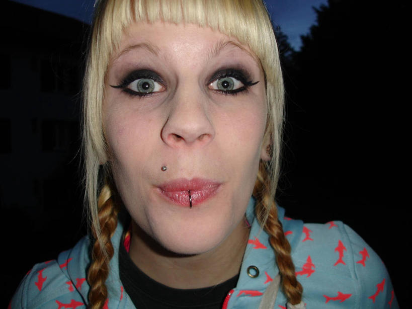 西方人,脸,头,脸颊,一个人,横图,室外,特写,白天,正面,化妆,美容,欧洲,欧洲人,仅一个年轻女性,仅一个女性,仅一个人,护肤,服装,注视,休闲装,肩膀,装饰品,衣服,彩妆,饰品,首饰,观察,看,保养,享受,休闲,休闲服,放松,保健,服饰,观看,察看,关注,养颜,唇钉,年轻女性,女人,女性,白种人,头部,脸部,脸蛋,面部,半身,彩图