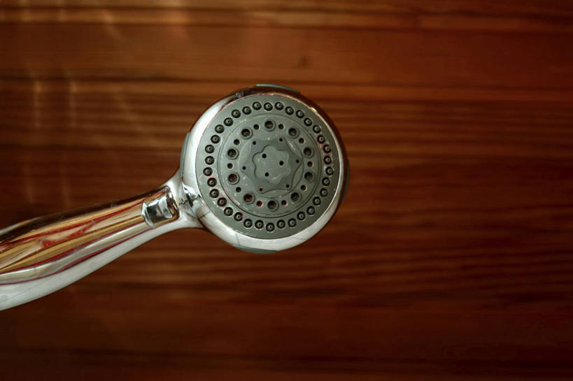 无人,横图,俯视,室内,特写,白天,桌面,桌子,静物,阴影,反射,木制,影子,木桌,花洒,莲蓬头,一个,木制品,单个,喷雾头,彩图,高角度拍摄,木桌子
