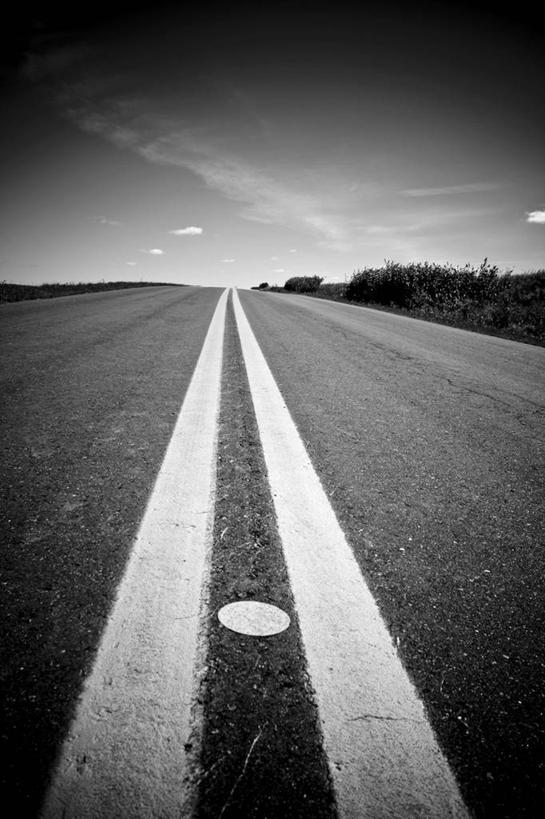 无人,竖图,黑白,室外,白天,正面,消失点,旅游,度假,美景,道路,路,公路,加拿大,阴影,光线,影子,景观,云,云朵,分界线,停车线,交通,云彩,娱乐,蓝色,白云,蓝天,天空,阳光,自然,天,享受,休闲,景色,放松,晴朗,车行道,车行道分界线,北美,北美洲,自然风光,标线,美洲,车行线,北亚美利加洲,亚美利加洲,魁北克省,晴空,马路,没影点,灭点,古壁省,魁省