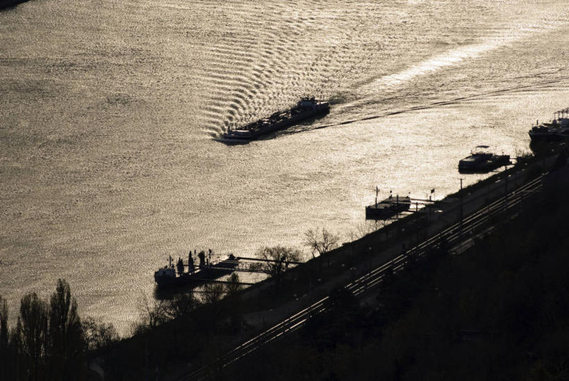 无人,横图,俯视,航拍,室外,白天,度假,河流,美景,日落,水,植物,城市风光,城市,轮船,船,奥地利,欧洲,波纹,飞溅,溅,液体,河水,景观,水滴,水流,晚霞,霞光,落日,背光,娱乐,水珠,树,树木,绿色,水纹,自然,黄昏,船尾波,交通工具,波浪,享受,休闲,景色,彩霞,放松,生长,成长,鸟瞰,喷洒,载具,逆光,中欧,多瑙河,奥地利共和国,夕照,薄暮,下奥地利,下奥地利州,夕阳,彩图,高角度拍摄,傍晚,斜阳