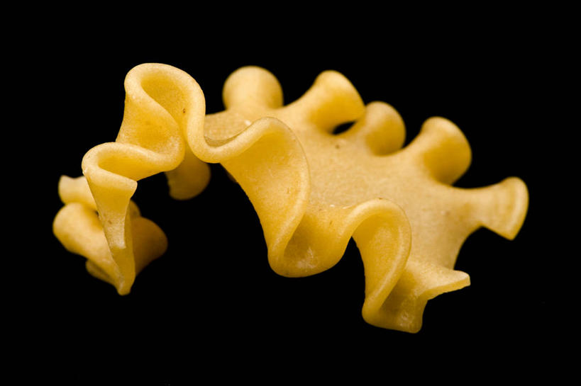 面食,面条,意大利面,无人,横图,室内,特写,白天,正面,西餐,阴影,黑色背景,反射,影子,面,料理,食品,食物,黄色,西式,摄影,影棚,意粉,意面,彩图,影棚拍摄,拍摄