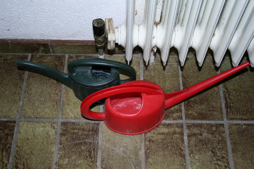 无人,横图,俯视,室内,特写,白天,静物,阴影,反射,瓷砖,地砖,壶,影子,墙,地面,洒水壶,墙壁,墙面,水壶,两个,红色,浇水壶,彩图,高角度拍摄