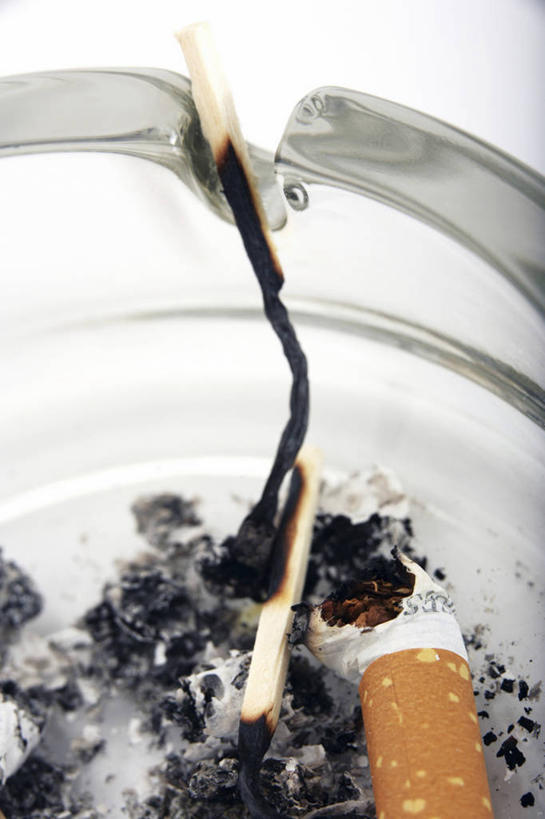 无人,竖图,俯视,室内,特写,白天,白色背景,热情,静物,香烟,火,玻璃,阴影,反射,火柴,火焰,影子,燃烧,玻璃制品,烟,摄影,影棚,烟灰缸,烟蒂,洋火,烟碟,烟盅,火柴梗,取火工具,卷烟,烟草,纸烟,彩图,高角度拍摄,影棚拍摄,拍摄,烟屁