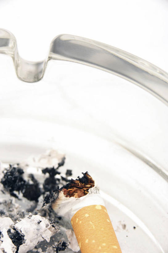 无人,竖图,俯视,室内,特写,白天,白色背景,静物,香烟,玻璃,阴影,反射,影子,玻璃制品,烟,摄影,影棚,烟灰缸,烟蒂,烟碟,烟盅,卷烟,烟草,纸烟,彩图,高角度拍摄,影棚拍摄,拍摄,烟屁